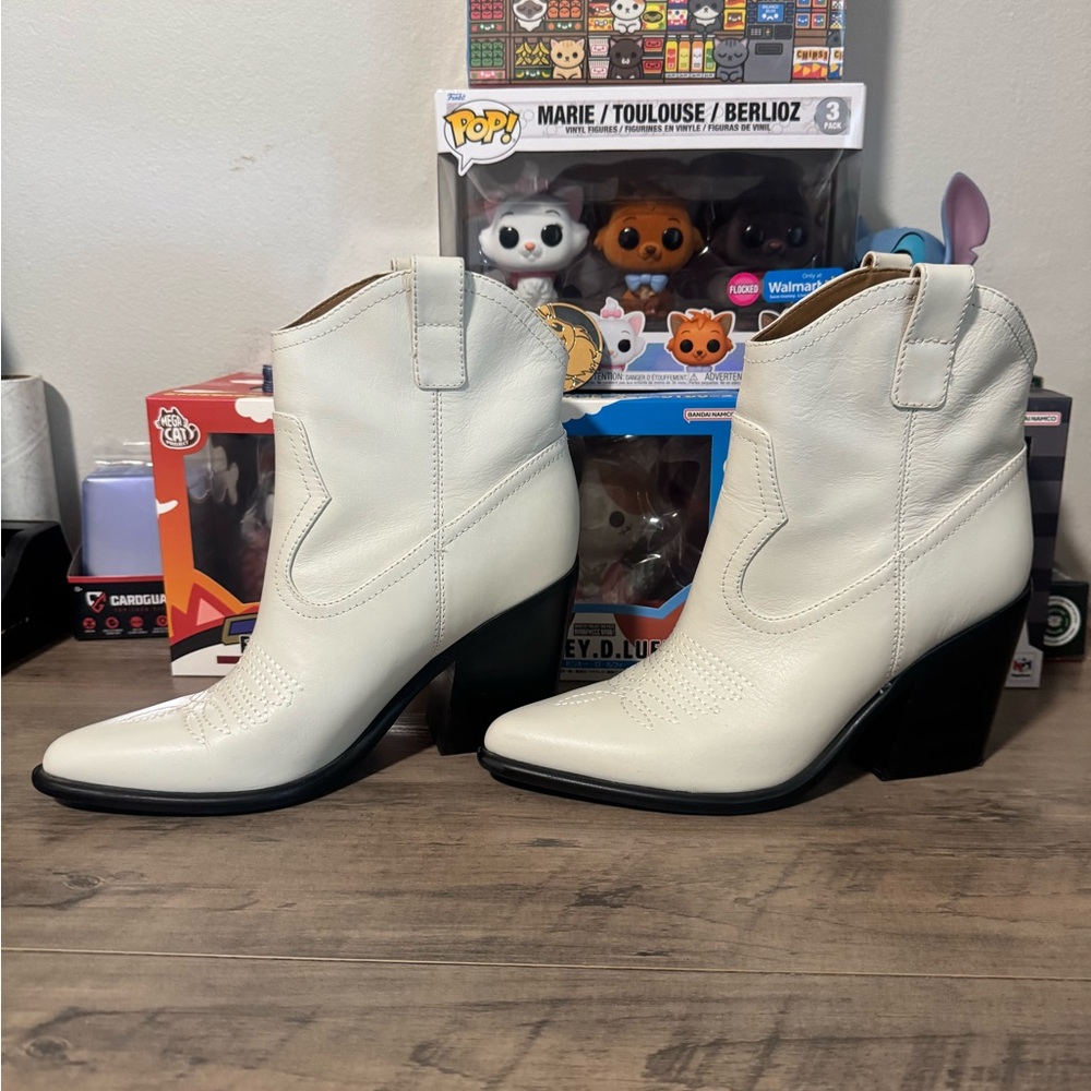 JALELLA DETAILED WESTERN BOOTIE MARC FISHER